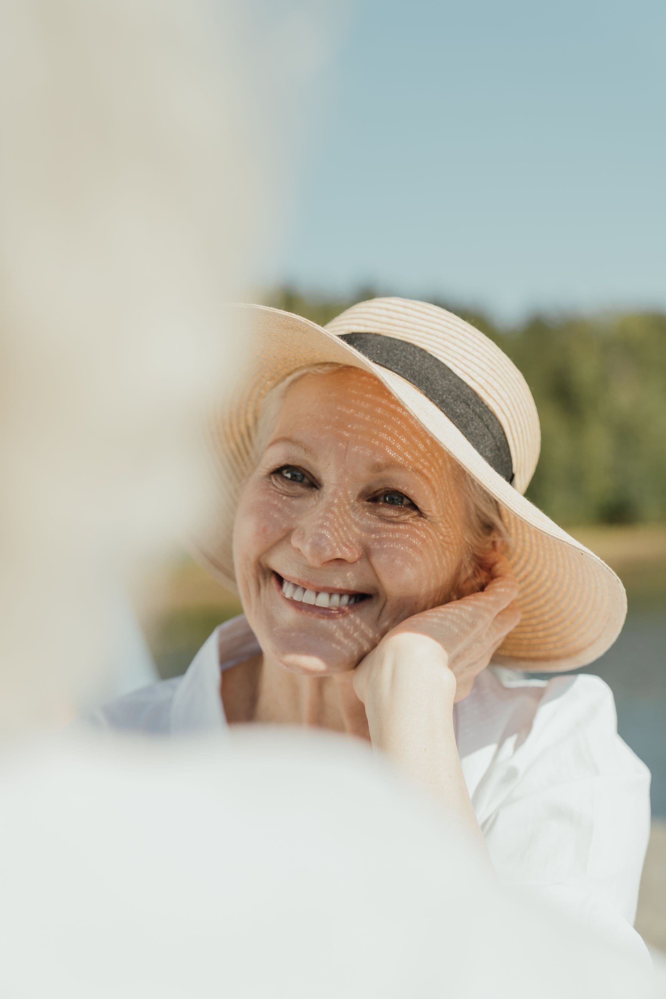 Best-Ager-Model mit Sonnenhut